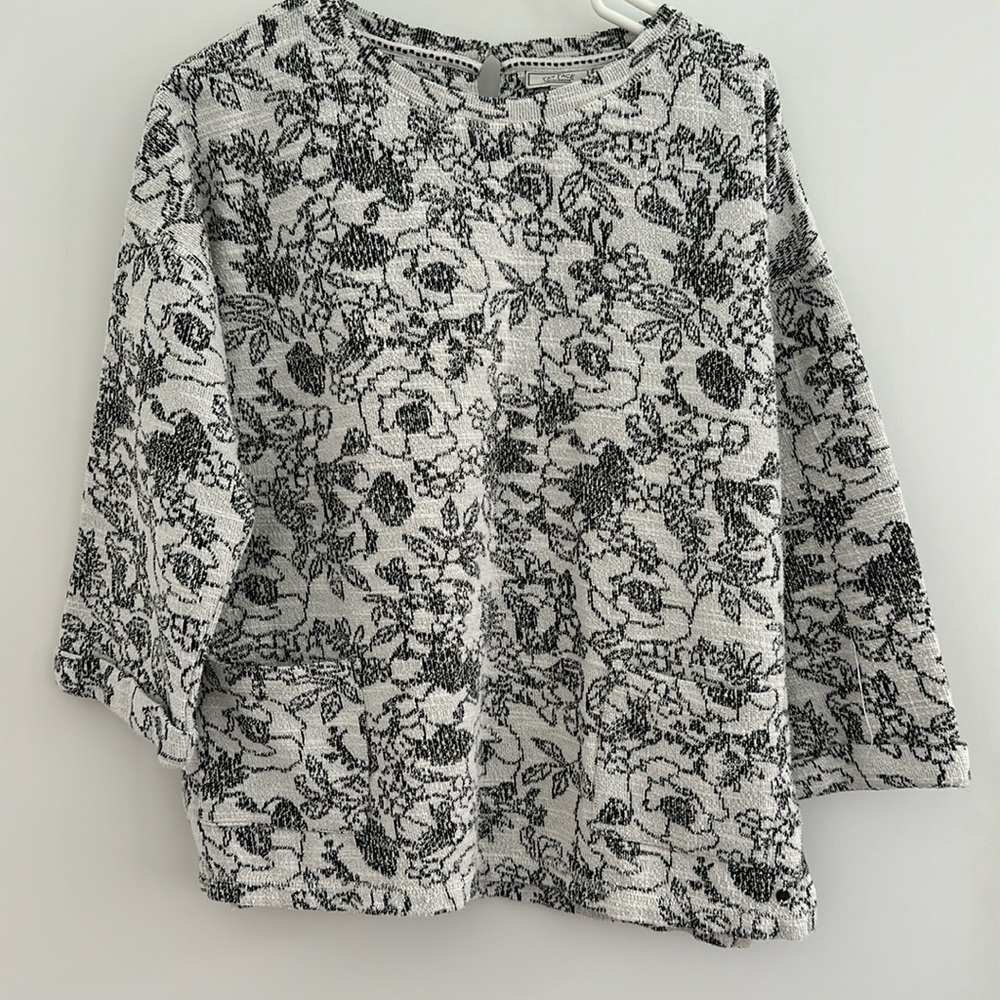 Beautiful Black and white floral sweater with cute front pockets!